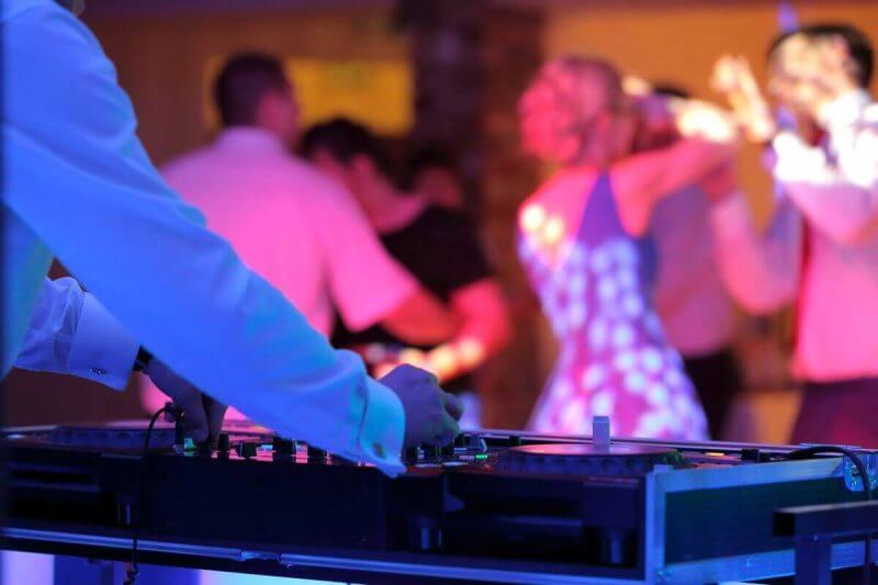 DJ corporate: Expert entertainment for corporate events
