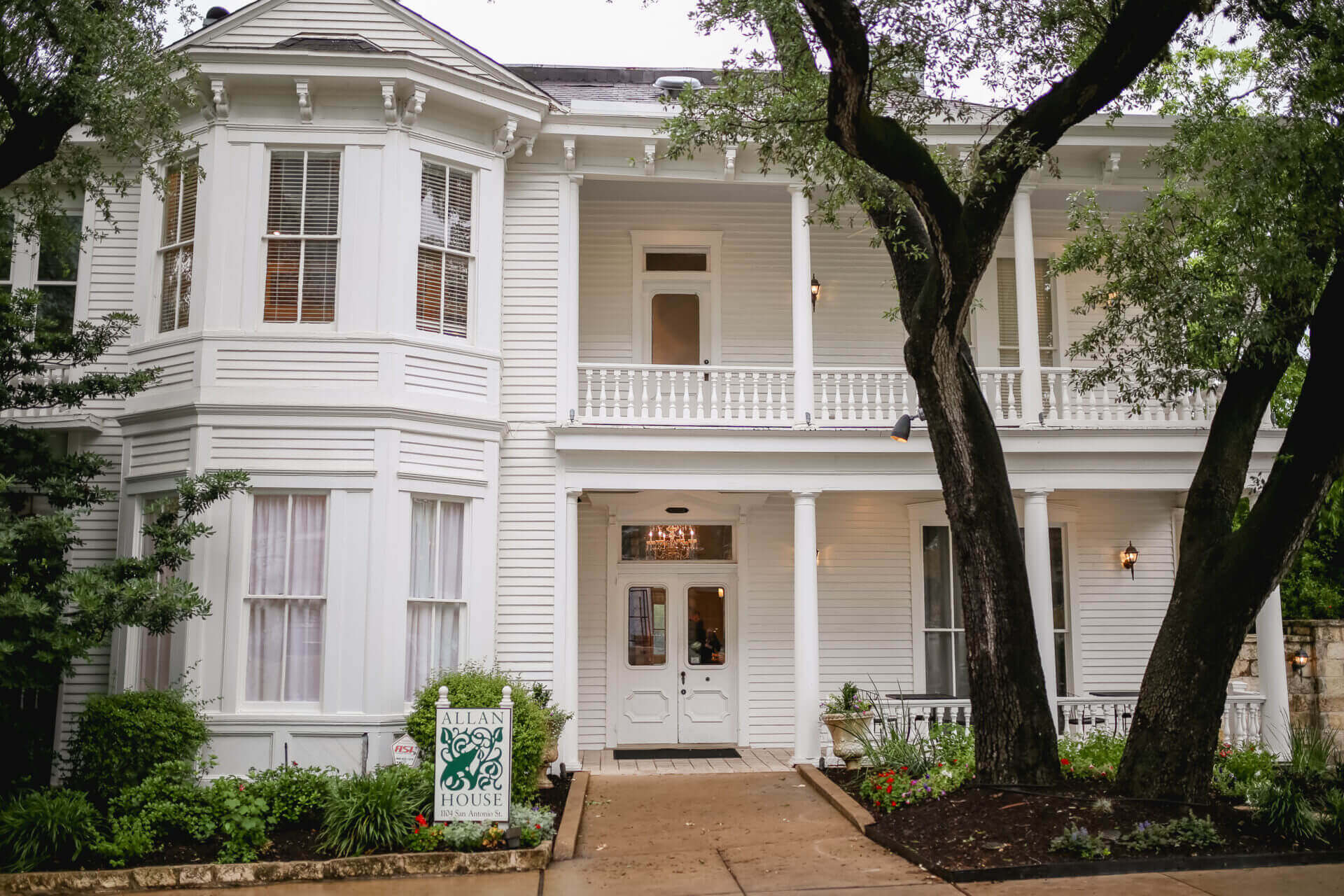 The Allan House – historic 1880s wedding venue in downtown Austin, Texas